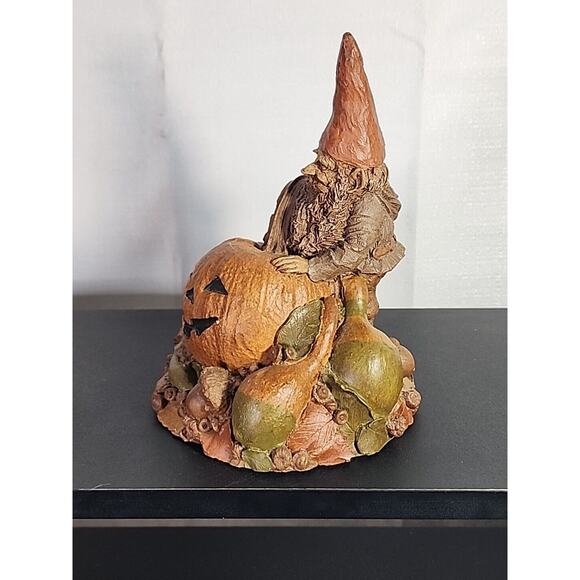 1984 Tom Clark Gnome Figurine "Hal" with Halloween Jack O Lantern - Picture 5 of 6